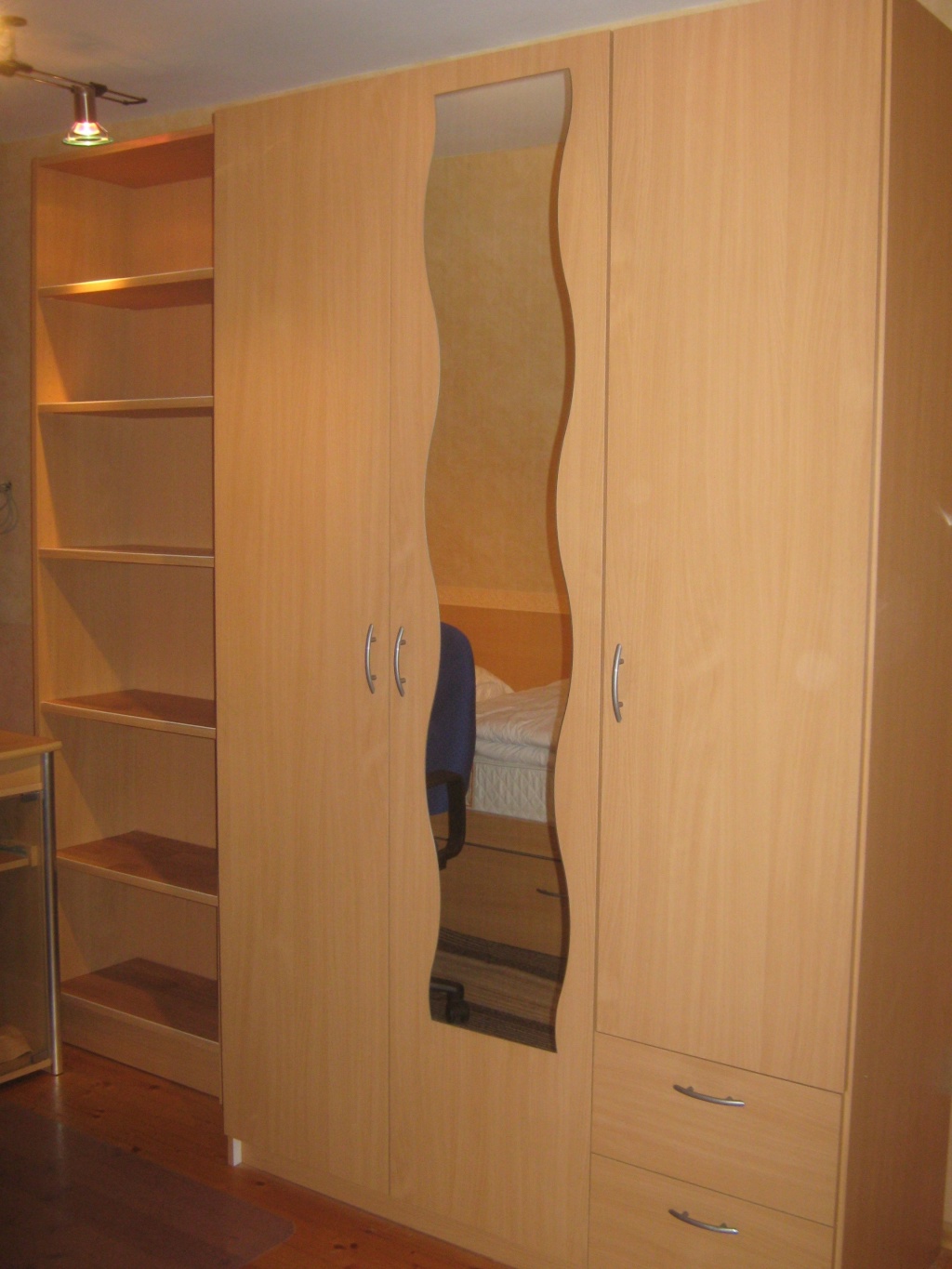 Habitación en WG Milbertshofen-Am Hart Wolfoltstr. - Bücherregal mit 5 Böden, daneben Kleiderschrank mit Spiegel, Kleiderstange, 5 Einlegeböden und 2 Schubladen
