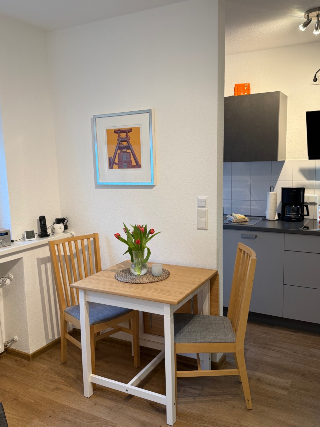 Apt. SunnySide: 1-Zimmer Wohnung mit großem Balkon / Pauschalmiete (all-in) – Savignystraße 30, 45147 Essen Holsterhausen – Vorschaubild 2