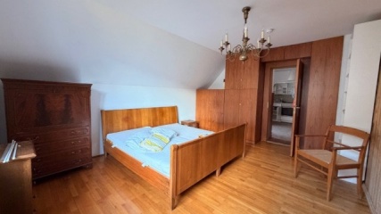 for 1-2 students, in a shared house, 1st floor: two furnished rooms incl. kitchen for rent