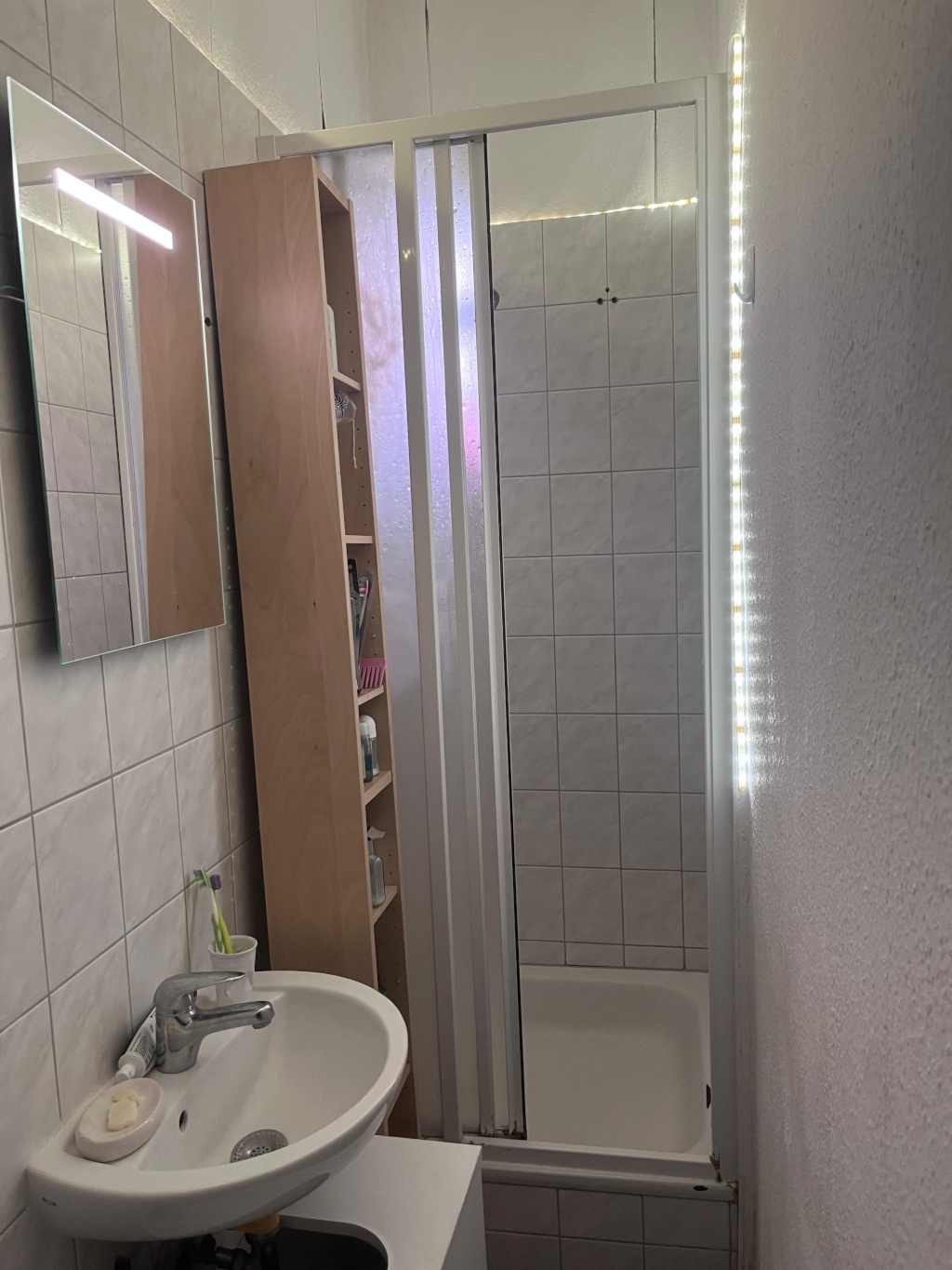 Sunny, spacious and calm 1-Room top floor Apartment in Friedrichshain, 4th floor facing south with lots of light, Sonnige & Geräumige 1-Zimmer Wohnung in Friedrichshain – Ebertystraße 54, 10249 Berlin Friedrichshain – Vorschaubild 16