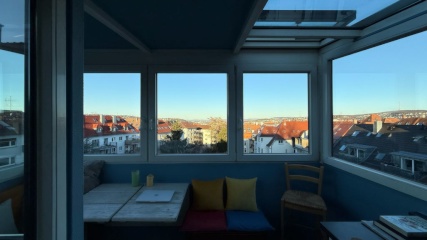 Helle möblierte Dachgeschosswohnung mit Panoramablick über Stadt & Park Stuttgart West