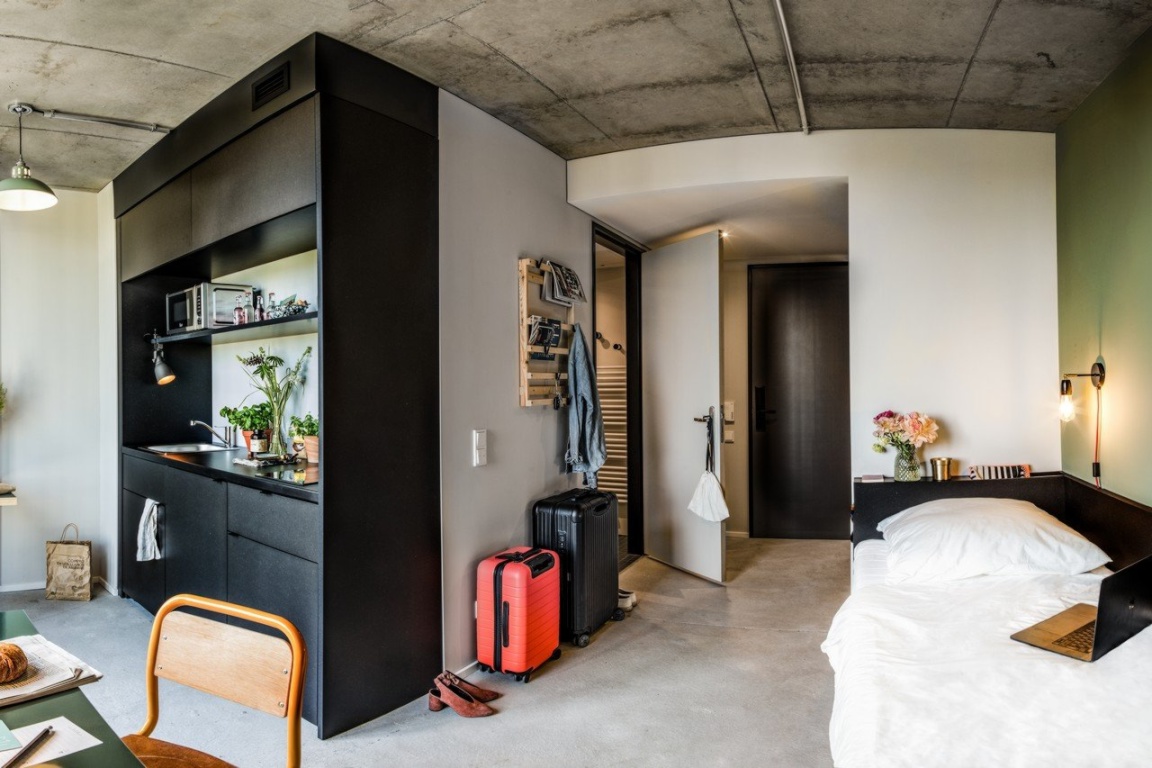 1 Room Flat Mitte Stralsunder Straße 14 - Hallway with storage and wardrobe