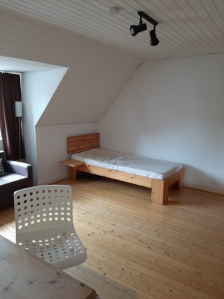 Teilmöbeliertes WG-Zimmer