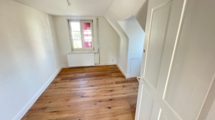 Imagen del anuncio: Ab 1.6. Gemütliches 15 m2 WG-Zimmer mit 40 m2 Dachterrasse – grenznah zu Konstanz | 550 CHF