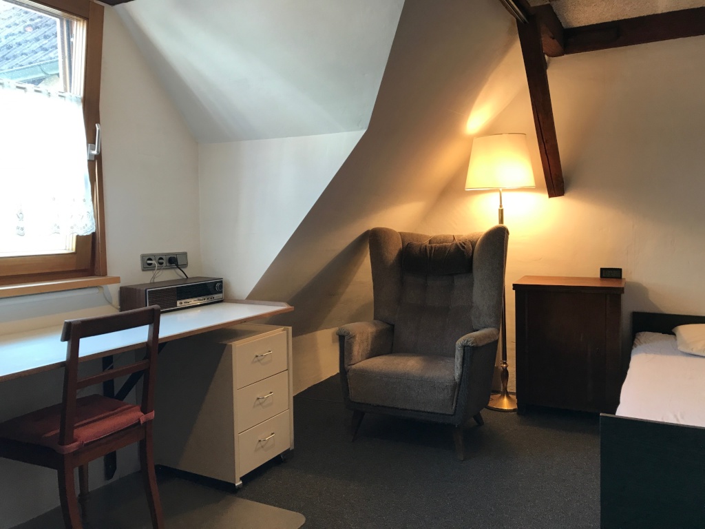 WG-Zimmer zentrale Innenstadt Wettestraße - Zimmer 4 im DG mit Schreibtisch und Wohlfühlsessel