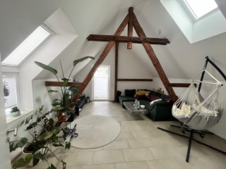 Kleines Haus mir großem Balkon in ruhiger Lage