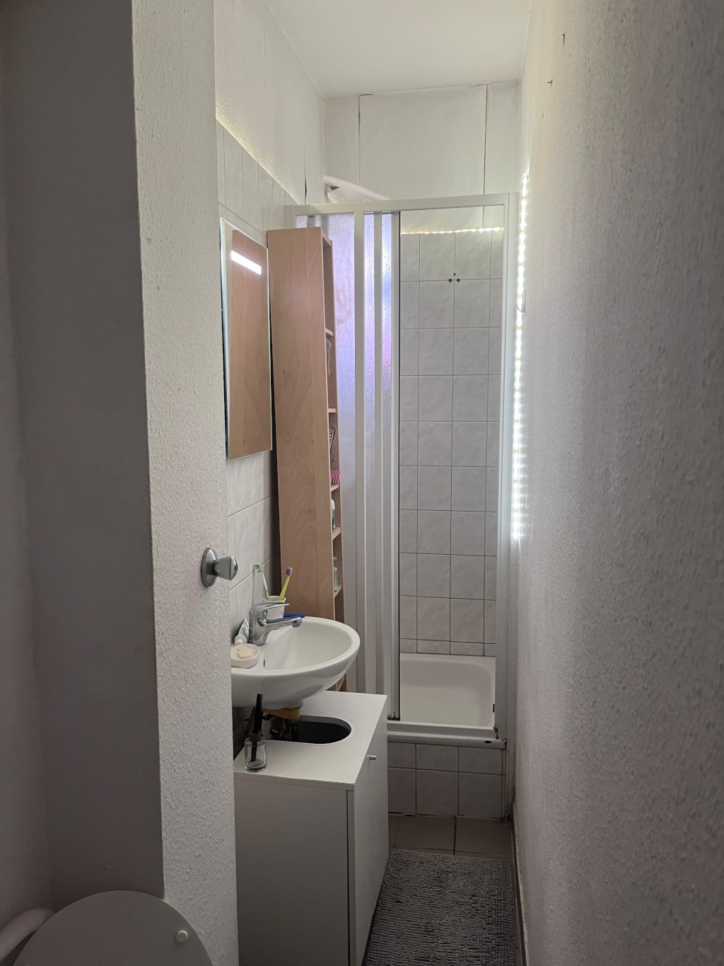 Sunny, spacious and calm 1-Room top floor Apartment in Friedrichshain, 4th floor facing south with lots of light, Sonnige & Geräumige 1-Zimmer Wohnung in Friedrichshain – Ebertystraße 54, 10249 Berlin Friedrichshain – Vorschaubild 14