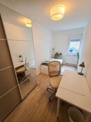 Anzeigenbild: WG Zimmer mit Terrasse, zwei Bädern & U-Bahn-Anschluss vor der Tür