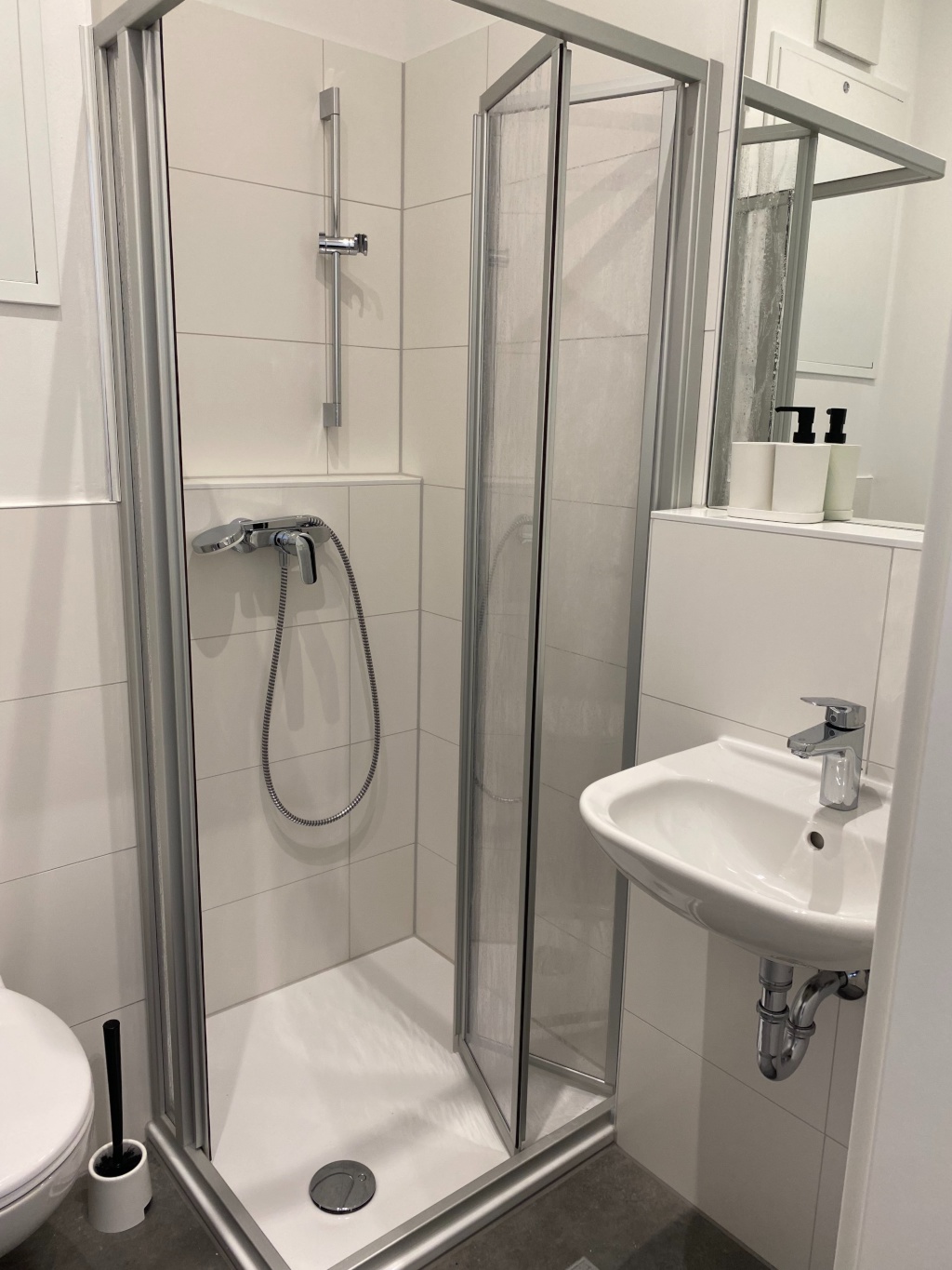 Mitten in STUTTGART ! Wunderschöne vollmöbilierte Studioapartments Ab Sofort – Neckarstraße 140/, 70190 Stuttgart Stuttgart – Vorschaubild 6