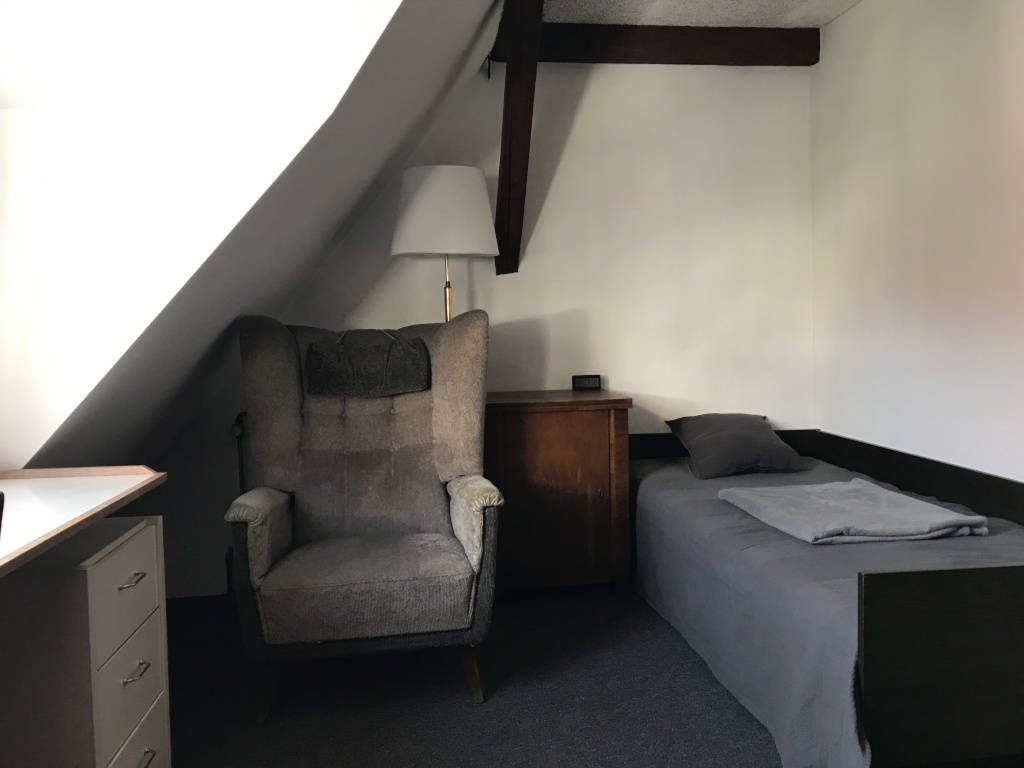 WG-Zimmer zentrale Innenstadt Wettestraße - Zimmer 4 im DG mit Bett und Sessel