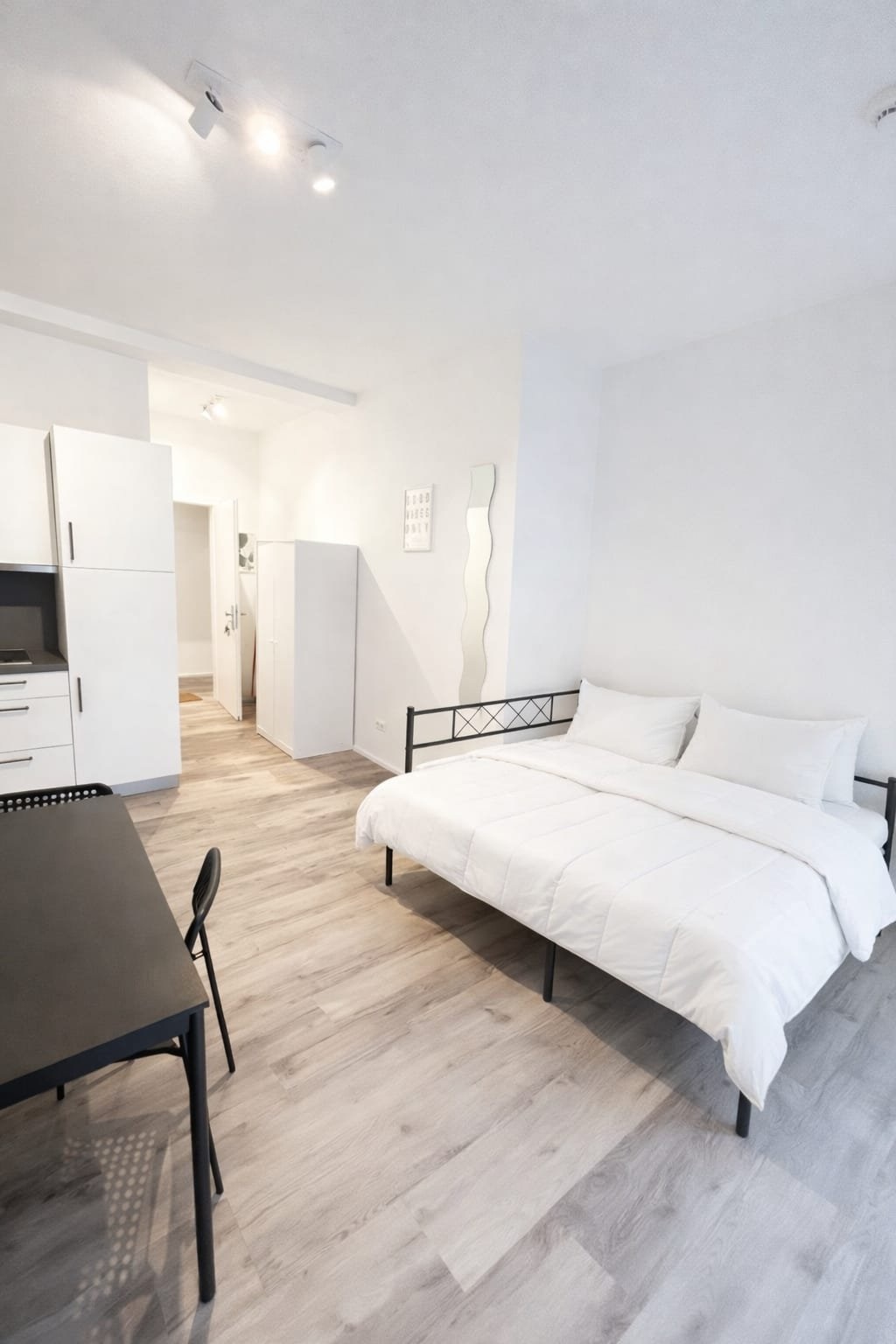 Mitten in STUTTGART ! Wunderschöne vollmöbilierte Studioapartments Ab Sofort