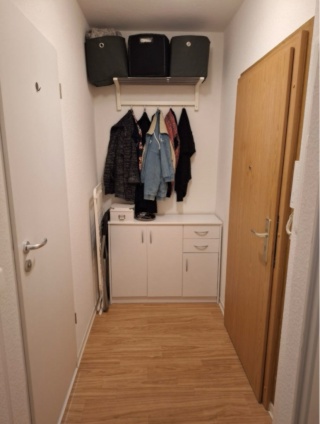 Anzeigenbild: Die Einbauküche in griffloser Matt-Lack-Optik (Farbe: warmes Greige) punktet mit Quarz-Arbeitsplatte, energiesparendem Induktionskochfeld, vollintegriertem Geschirrspüler, Backofen in Komforthöhe und großem Kühlschrank mit Gefrierfach. Ein kleiner Ess