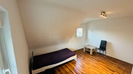 WG-Zimmer in Toplage – renoviert & neu möbliert- Warmmiete nur 550€