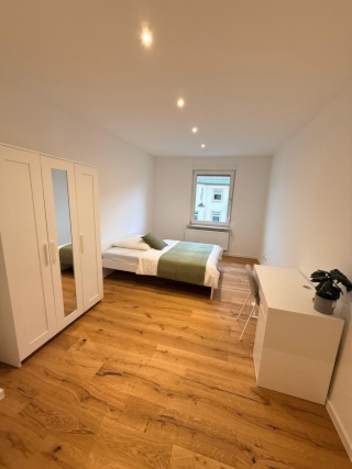 Anzeigenbild: Luxuriös möbliertes Zimmer zur Miete in moderner WG verfügbar