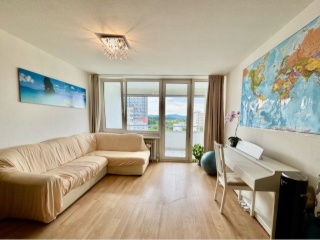 Anzeigenbild: Spacious 25qm Room for Short-term Sublet in 2-person WG