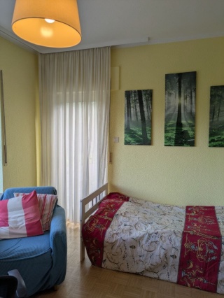 Anzeigenbild: lats very close to Schloss campus. The equipment of the rooms is in a warm antique type style.
