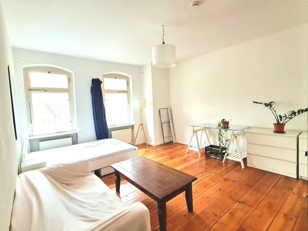 Sunny, spacious and calm 1-Room top floor Apartment in Friedrichshain, 4th floor facing south with lots of light, Sonnige & Geräumige 1-Zimmer Wohnung in Friedrichshain
