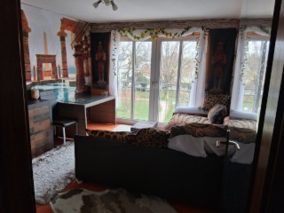 Anzeigenbild: WG -ZIMMER in Dachau, möbliert, ab sofort,oder ab 01 März 2026, auf 2 ETAGEN! 600 Euro WARM.(Keine Kaution nur 1mal 300 Euro Zahlung.Mit Anmeldung WLAN,GEZ,Strom,Klima,Küche, Keller, 2 WC s und Badezimmer.Ab sofort.