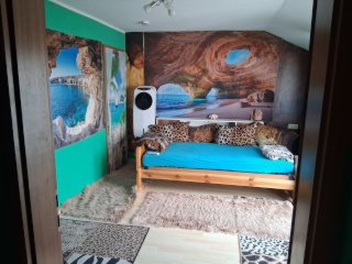 Anzeigenbild: 1,5 Zimmer auf eigene Etage mit großen Bad+Terasse+extra Raum in Dachau, Schillerstr.30,möbliert, ca18 qm, ab sofort unbefristet verfügbar. Ohne Kaution! Nur 400 Euro Prov. an mich die Eigentümerin. Kosten für die ganze Etage:800 Euro WARM.