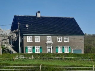 WG-Zimmer in charmanten Bergischen Fachwerkhaus mit Blick in den Garten  – ideal für Studierende, auch sehr gut zu zweit bewohnbar (Doppelzimmer)