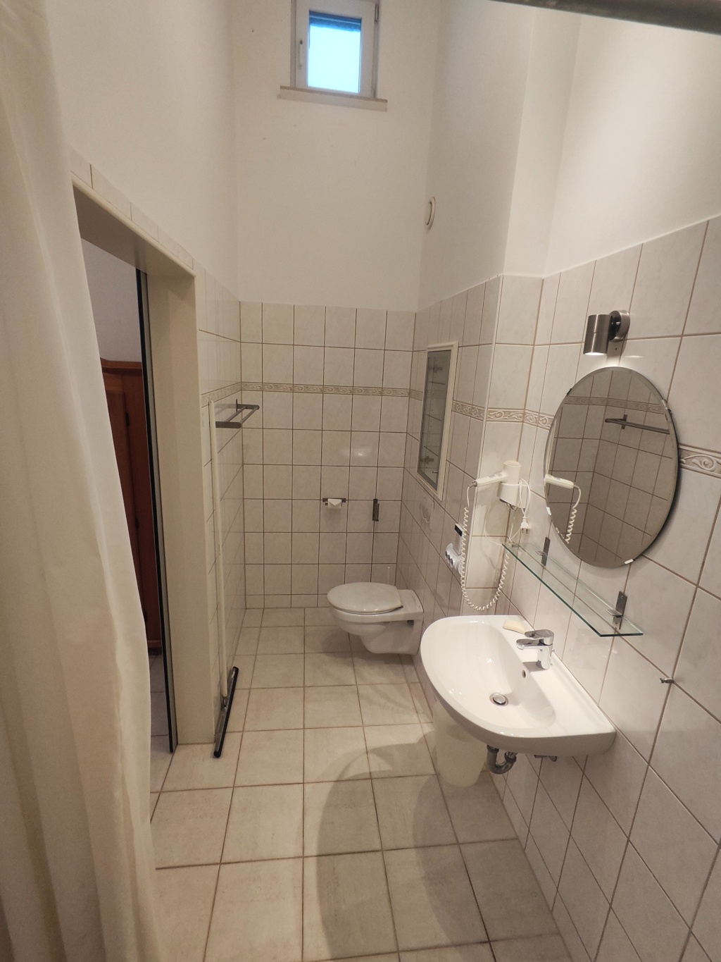 möbliertes Zimmer mit eigenem Badezimmer und Gemeinschaftsküche – 40468 Düsseldorf Stockum – Vorschaubild 5