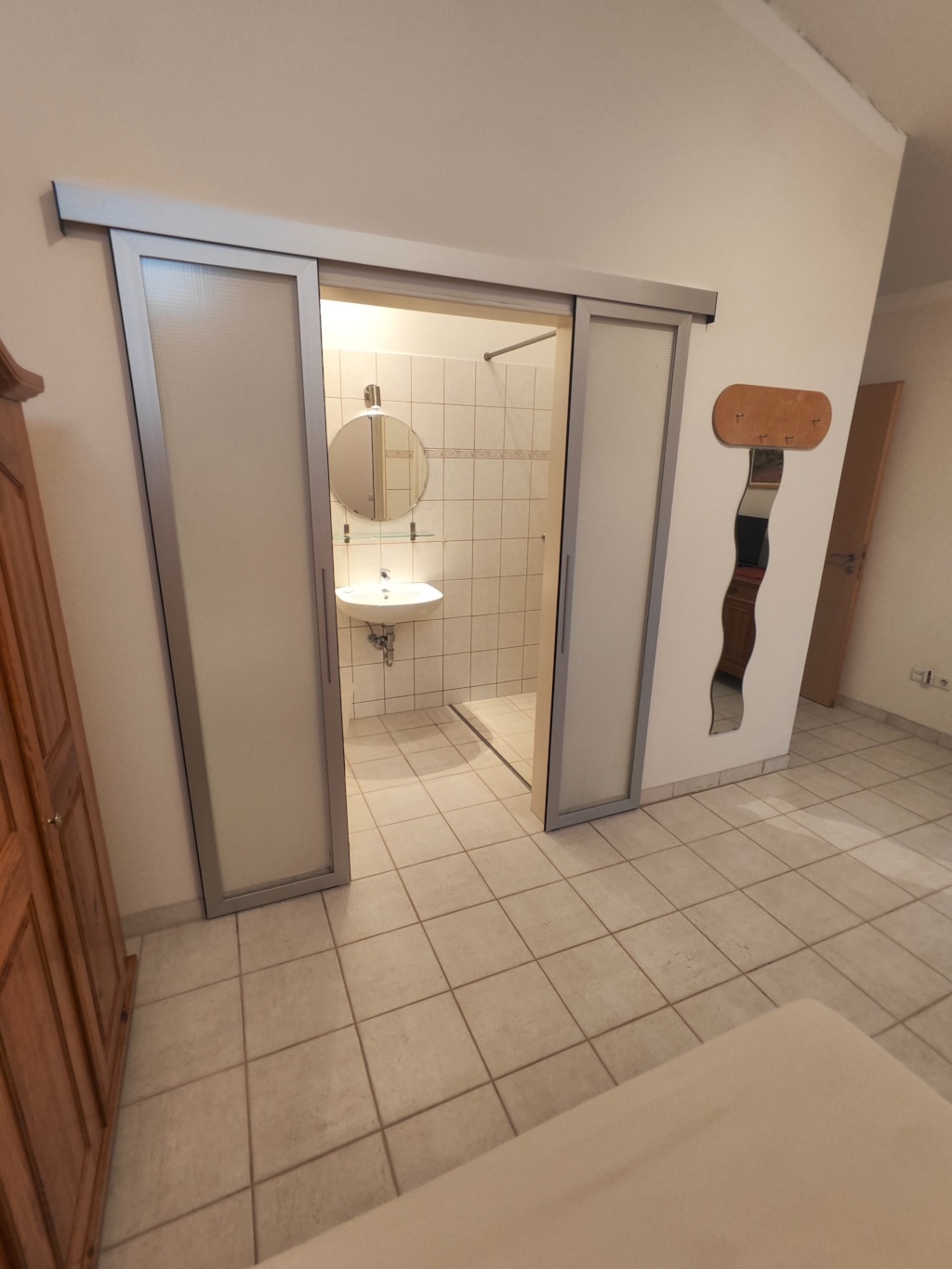 möbliertes Zimmer mit eigenem Badezimmer und Gemeinschaftsküche – 40468 Düsseldorf Stockum – Vorschaubild 2