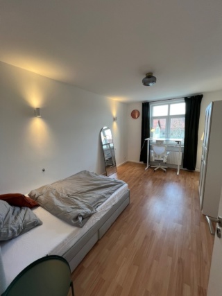 Anzeigenbild: Helles 17m2 WG-Zimmer - Erstbezug - Balkon mit Sonnenuntergang - Vollmöbliert - All-Inklusiv - 5 Min. U-Bahn - Badewanne + sep. WC