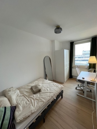 Anzeigenbild: Helles 10m2 WG-Zimmer - Erstbezug - Balkon mit Sonnenuntergang - Vollmöbliert - All-Inklusiv - 5 Min. U-Bahn - Badewanne + sep. WC
