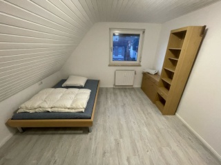 Kleines, günstiges WG-Zimmer in heller Dachgeschosswohnung – ideal für Studenten oder Berufseinsteiger
