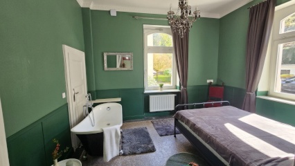 Anzeigenbild: Möbliertes Zimmer mit freistehender Badewanne+WC, Küche und Esszimmer in Stadt-Villa (1901) inkl. Parkplatz