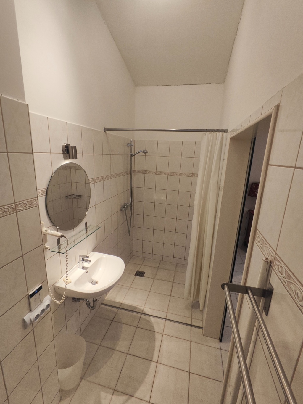 möbliertes Zimmer mit eigenem Badezimmer und Gemeinschaftsküche – 40468 Düsseldorf Stockum – Vorschaubild 4