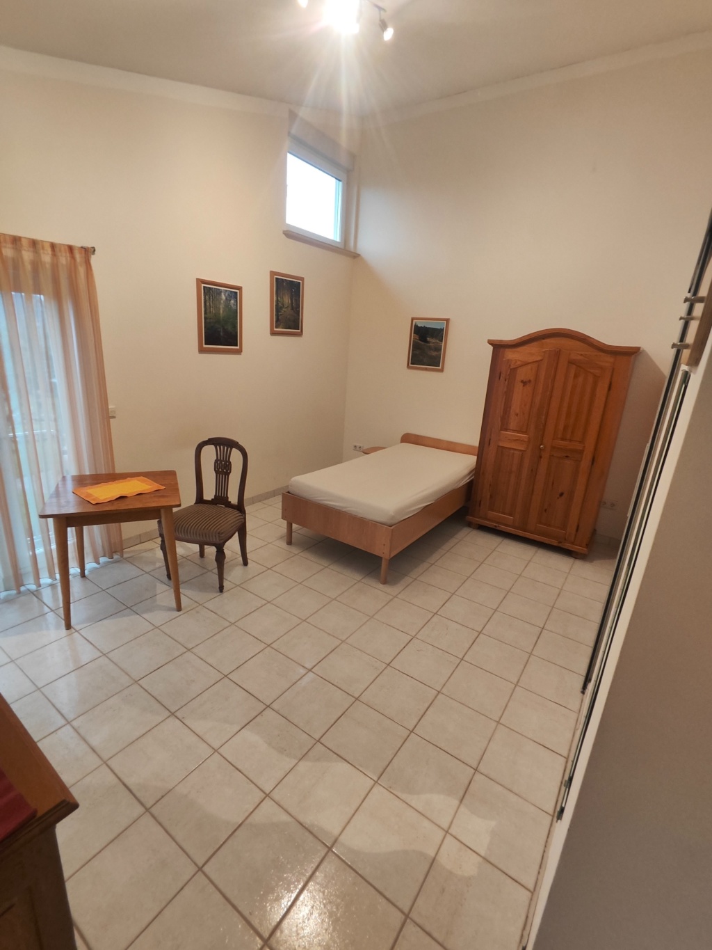 möbliertes Zimmer mit eigenem Badezimmer und Gemeinschaftsküche