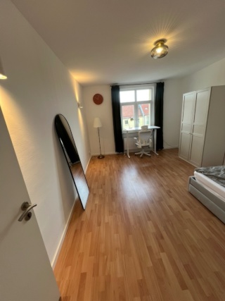 Anzeigenbild: Helles 19m2 WG-Zimmer - Erstbezug - Balkon mit Sonnenuntergang - Vollmöbliert - All-Inklusiv - 5 Min. U-Bahn - Badewanne + sep. WC