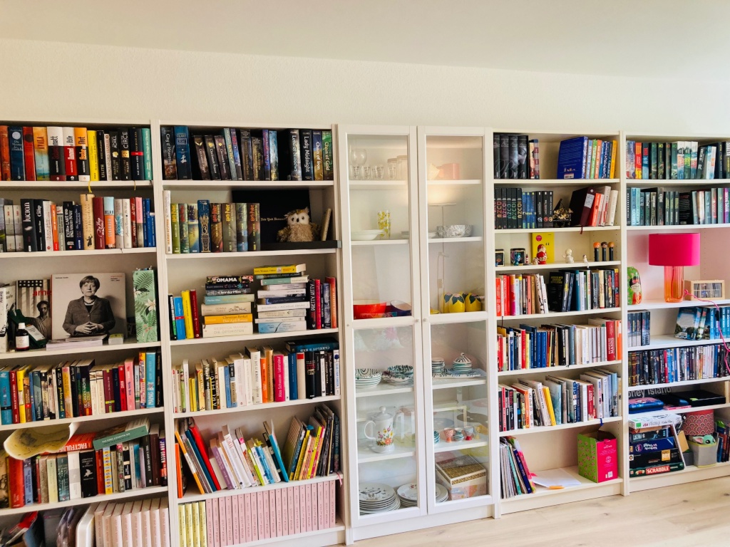 Apartamento Bogenhausen Beblostraße 12 - Bücherwand im Wohnzimmer