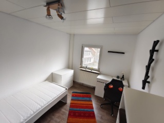 Anzeigenbild: Helles möbliertes WG-Zimmer mit Garten, in 8min. mit der S-Bahn an der Uni Vaihingen