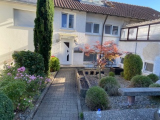 Anzeigenbild: Ruhiges sonniges Garten-Zimmer in Vierer-WG für Studierende und Auszubildende - mobile Klimaanlage - großzügige Gemeinschaftsflächen, Tageslichtbad, sep. WC, Küche, 2 Terrassen - ideale Anbindung per ÖPNV an Uni und Innenstadt sofort