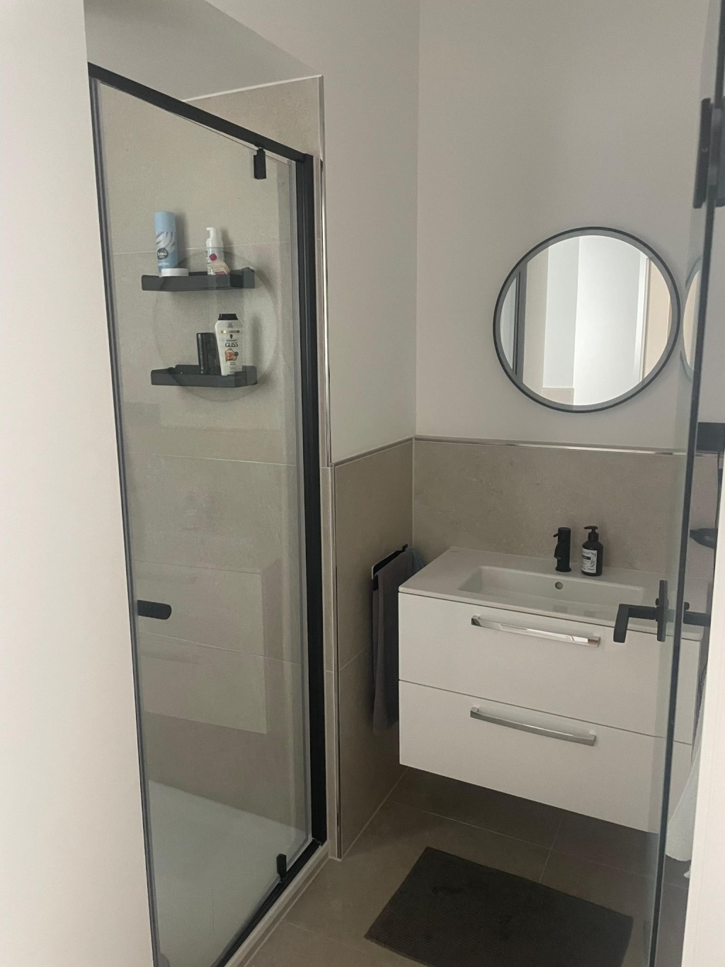 Habitación en WG Ehrenfeld Marienstraße - Kleines Bad (Links die Dusche)