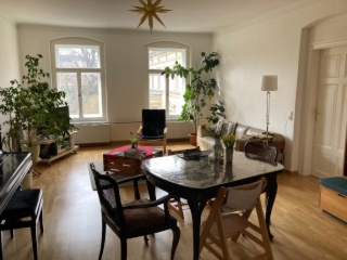 Anzeigenbild: helles Zimmer in moderner Altbauwohnung mit Parkettboden, Wohnzimmer, großem Balkon und Garten
