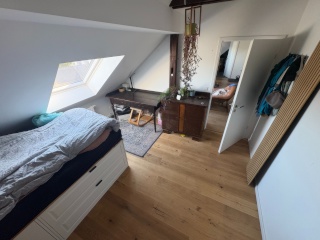 WG-Zimmer in geräumiger Dachgeschosswohnung