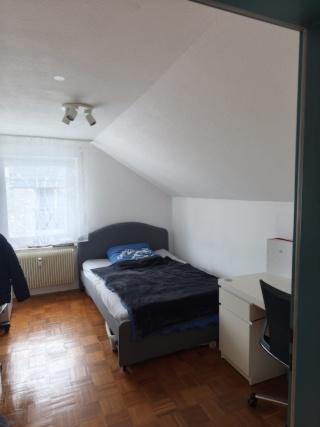 Anzeigenbild: Schönes, einfach möbiliertes Zimmer in angenehmer 3er-WG