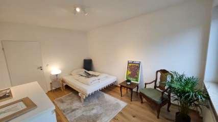 Anzeigenbild: Möbliertes Zimmer in Top-Lage:  große Wohnung  mit Balkon & Gemeinschaftsgarten