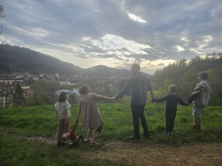 Anzeigenbild: Fröhliche Familie mit vier Kindern sucht schönen Wohnraum