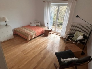 Möbliertes WG-Zimmer in EFH mit Balko / Terrasse in Mü.-Pasing