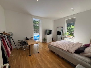 Anzeigenbild: Großes WG Zimmer mit Balkon in zentraler WG