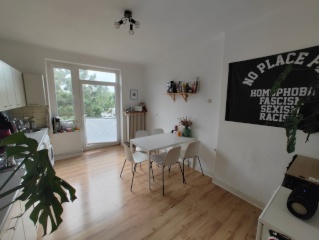 Anzeigenbild: 2 Zimmer, Wohnküche, große Diele, Bad mit Wanne, Balkon für Zweier-WG