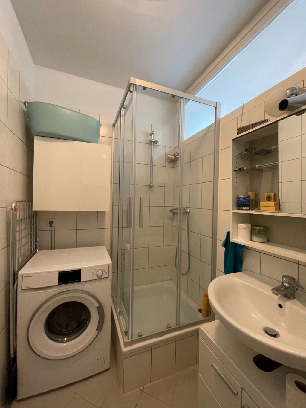 Wohnung Samariterviertel Rigaer Strasse  58 - bathroom with washing machine and shower