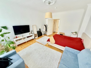 Anzeigenbild: Top Lage! Helles 30m2 Zimmer in 3er-WG am Alex (24.04. – 15.06.)