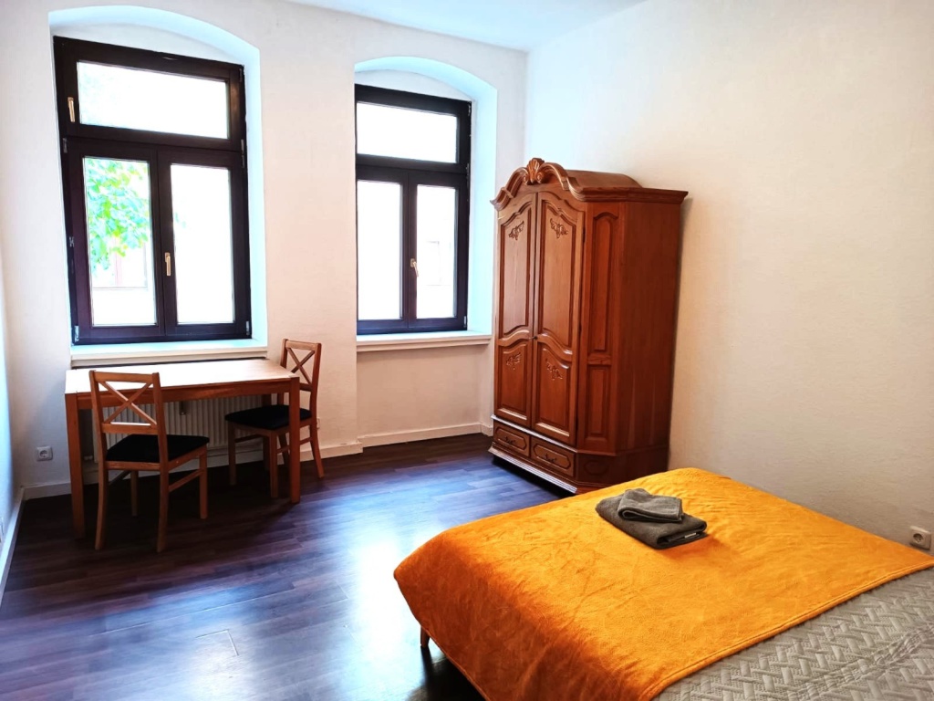 WG-Zimmer Großes und Kleines WG Zimmer Möbliert 590 und 450 Euro Inkl aller Kosten NK Strom, Heizung Küche Bad Mitbenutzung – Schützenhofstr. 12, 51063 Köln Mülheim – Vorschaubild 3