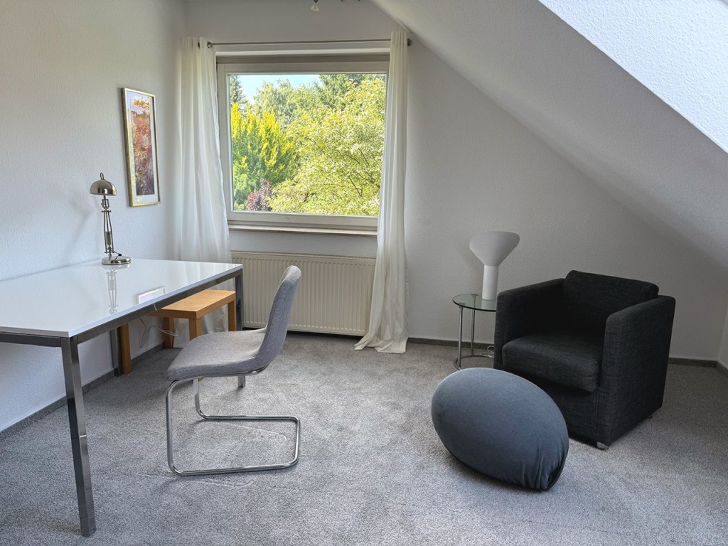 Komfortables, ruhiges Zimmer im 1. Stock eines Ein-Familien-Hauses in Hamburg-Wandsbek – Stemmeshay, 22045 Hamburg Jenfeld – Vorschaubild 3