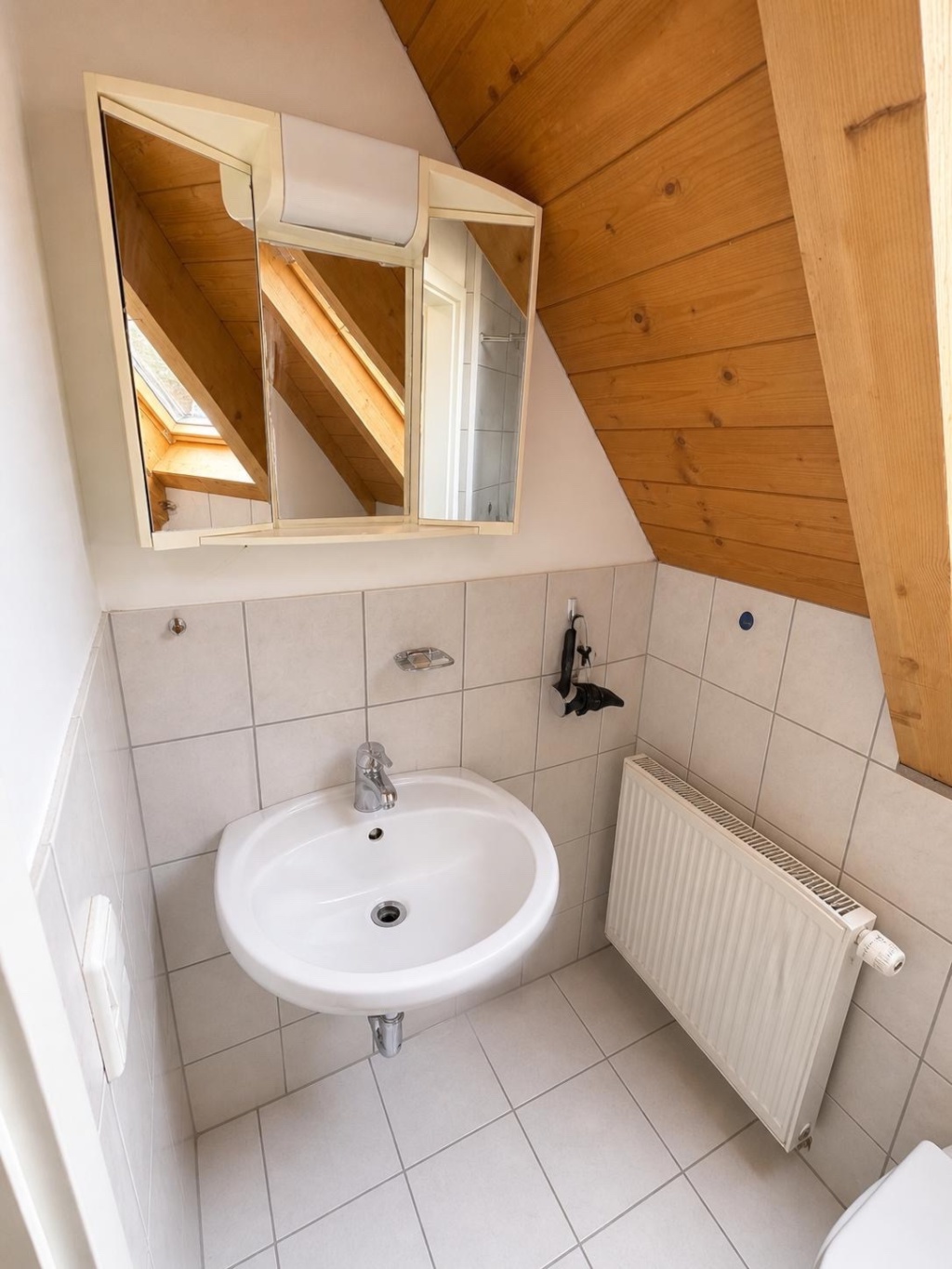 Schöne 2-Zimmer-Dachgeschoss-Wohnung mit Balkon und Gartenmitbenutzung – Rosenbach 6B, 91077 Erlangen Nähe Uttenreuth – Vorschaubild 9